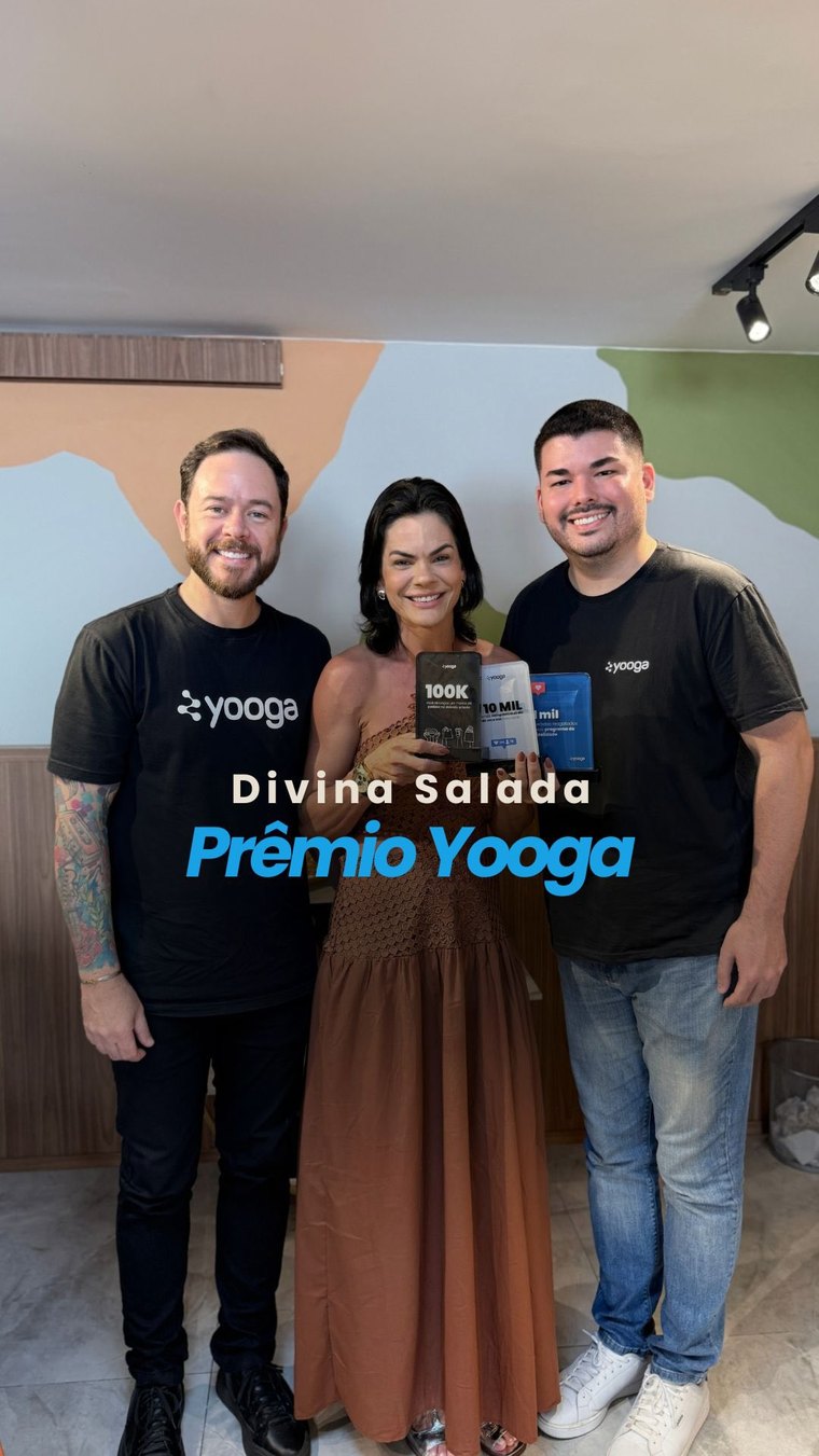 Equipe Yooga entregando três troféus à dona da Divina Salada