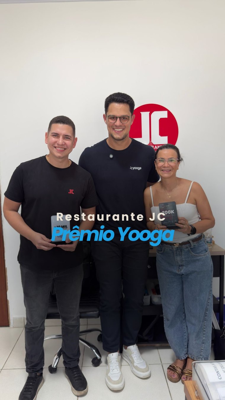 Equipe do Restaurante JC recebendo troféus da Yooga