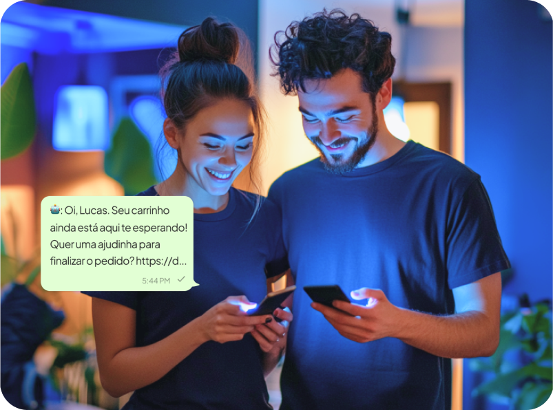 Casal recebendo no celular a mensagem de carrinho abandonado